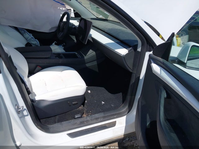 2025 TESLA MODEL Y 7SAYGDED7SA370741 Photo 4