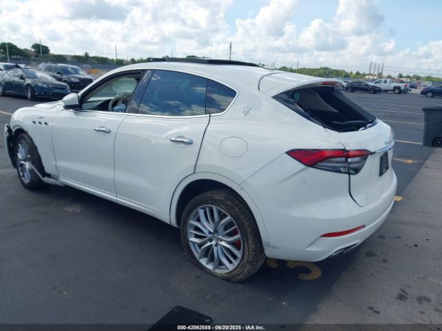 2022 MASERATI LEVANTE ZN661XUA7NX383130 Photo 2