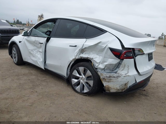 2024 TESLA MODEL Y 7SAYGDEE3RA256206 Photo 2