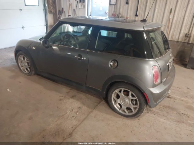 2006 MINI COOPER S WMWRE33526TN25776 Photo 2