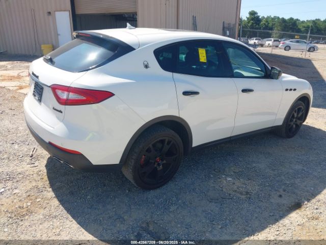 2018 MASERATI LEVANTE ZN661XUA0JX279010 Photo 3
