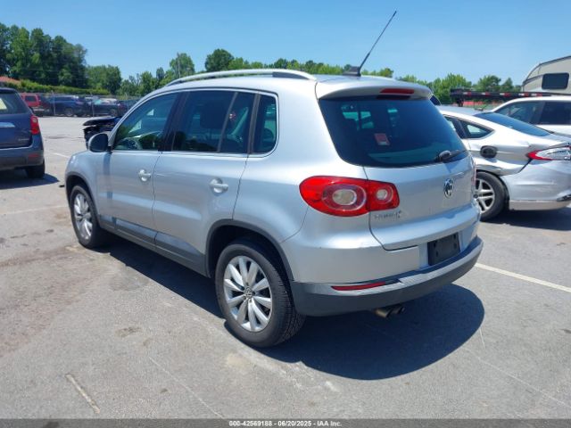 2011 VOLKSWAGEN TIGUAN WVGAV7AXXBW511253 Photo 2