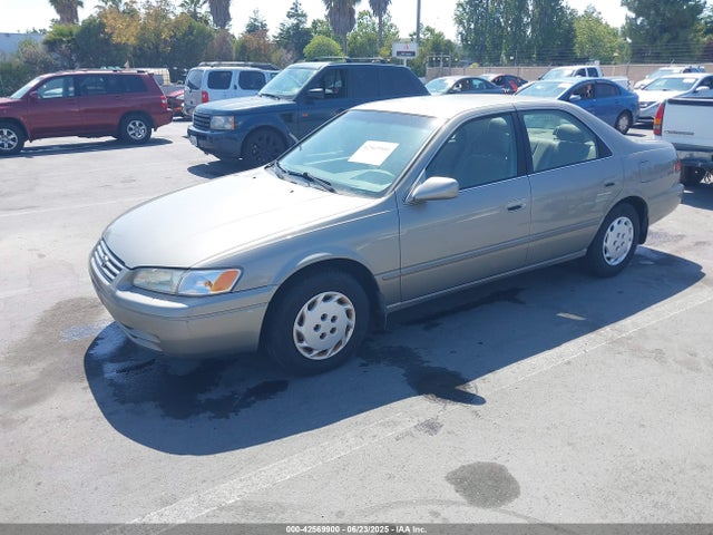 42569900 :رقم المزاد ، JT2BG22K1W0259516 vin ، 1998 Toyota Camry Le مزاد بيع
