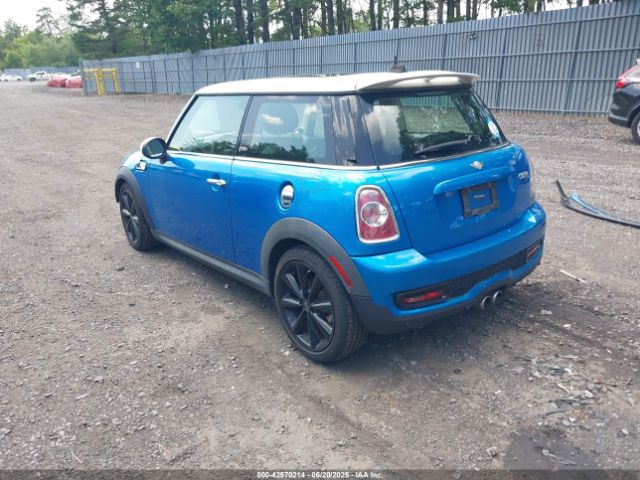 2011 MINI COOPER S WMWSV3C56BTY13604 Photo 2
