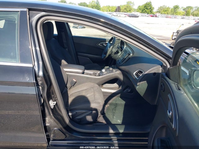 1C3CCCAB8GN155032 Chrysler 2016