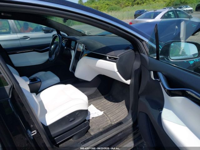 5YJXCAE25HF044112 Tesla 2017