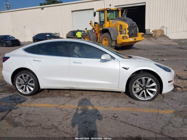 5YJ3E1EA4KF444945 Tesla 2019