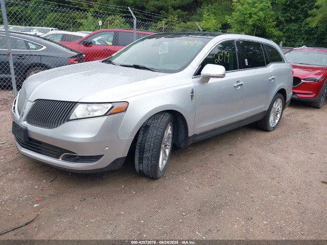 Lincoln MKT 2016 2LMHJ5AT3GBL01960 Image 2
