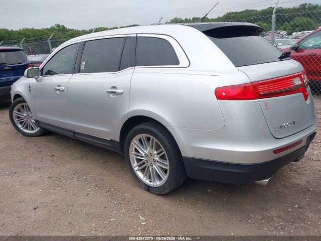 Lincoln MKT 2016 2LMHJ5AT3GBL01960 Image 3