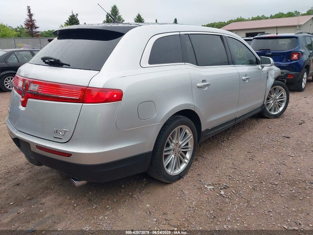 Lincoln MKT 2016 2LMHJ5AT3GBL01960 Image 4