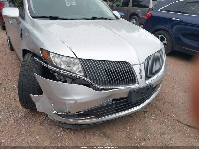 Lincoln MKT 2016 2LMHJ5AT3GBL01960 Image 6