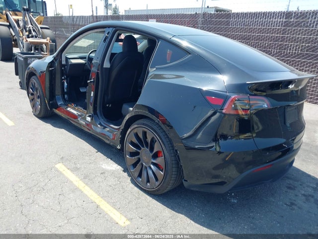 2024 TESLA MODEL Y 7SAYGDEF7RF058563 Photo 2