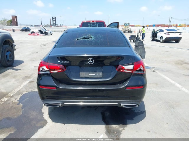 W1K3G4EBXMJ275424 Mercedes-Benz m260