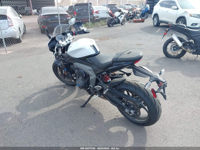 2025 TRIUMPH MOTORCYCLE DAYTONA SMTL23UF1STBV9378 Photo 2