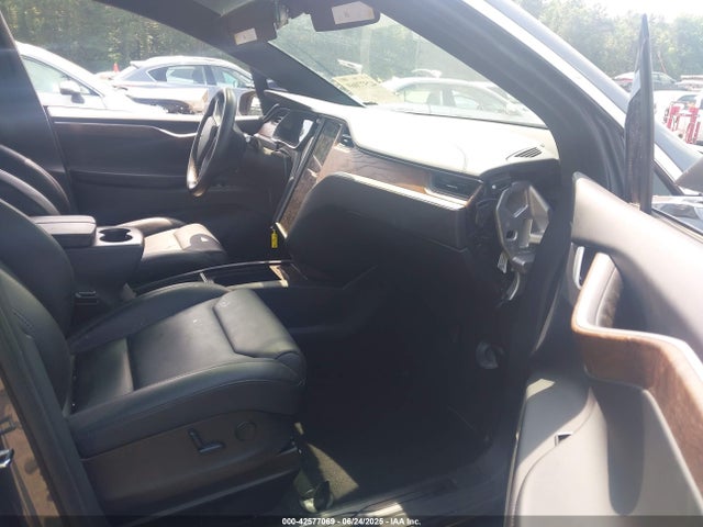 2019 TESLA MODEL X 5YJXCDE25KF152979 Photo 4