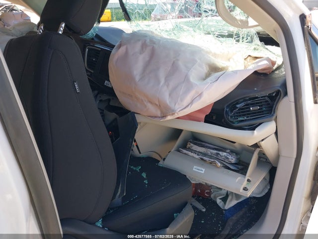 Chrysler Voyager 2022 2C4RC1CG3NR103410 Image 5