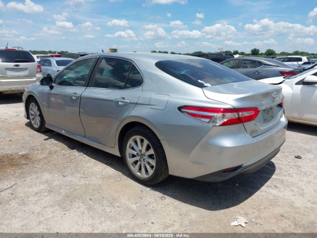 2018 TOYOTA CAMRY 4T1B11HK0JU620631 Photo 2