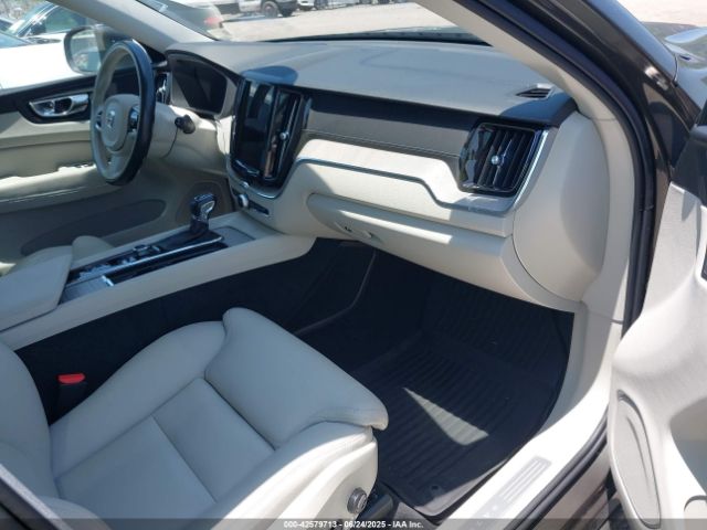 2018 VOLVO XC60 YV4A22RL1J1010293 Photo 4