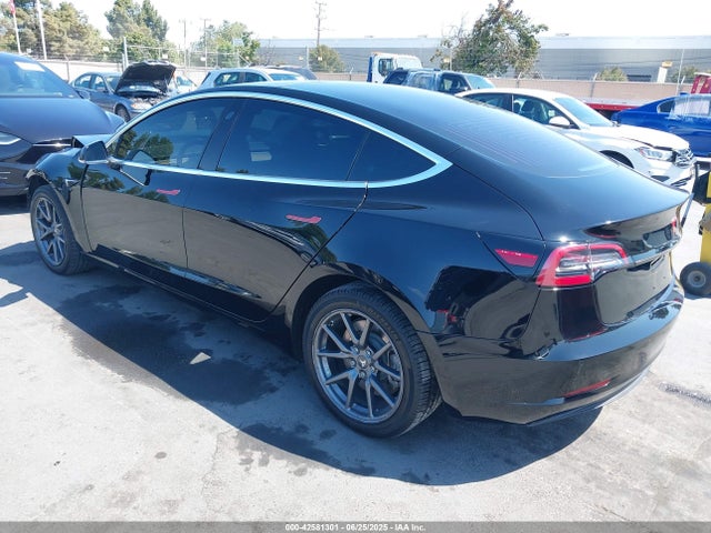 2018 TESLA MODEL 3 5YJ3E1EA1JF011422 Photo 2