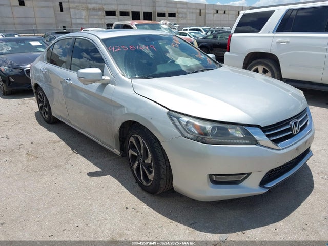 2015 1HGCR2F86FA071607 main image