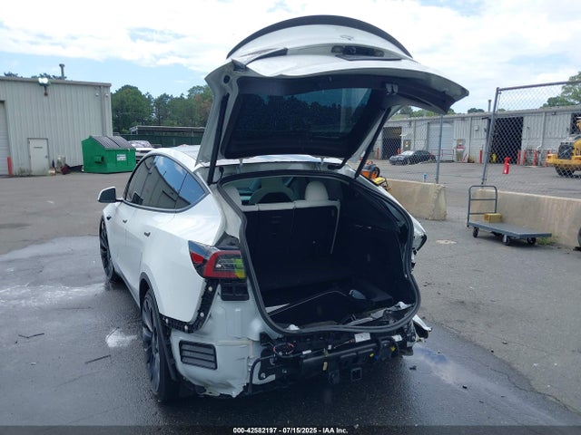 2024 TESLA MODEL Y 7SAYGDEF2RA319899 Photo 2