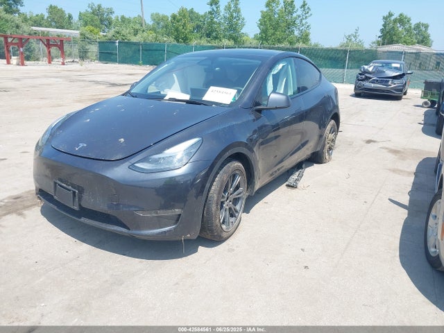 Tesla Model Y 2025 7SAYGDEE1SF303533 Image 2