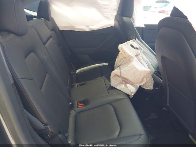 Tesla Model Y 2025 7SAYGDEE1SF303533 Image 8