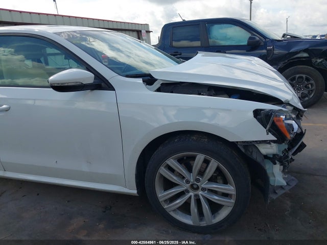 1VWLA7A37KC000734 Volkswagen 2019
