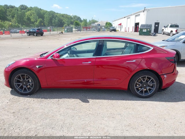 5YJ3E1EAXKF413098 Tesla MODEL 3