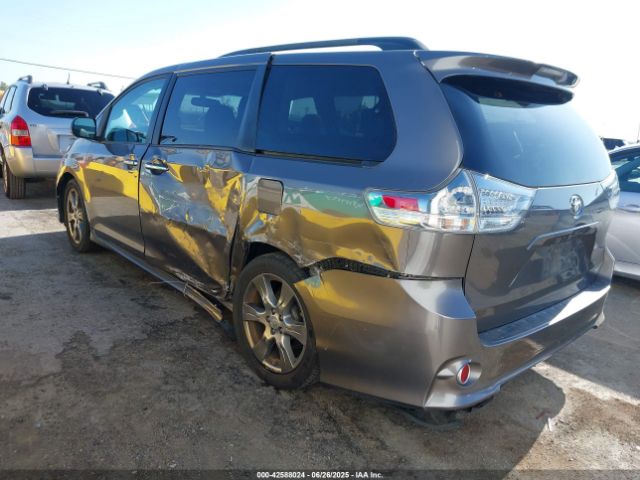 2017 TOYOTA SIENNA 5TDXZ3DC3HS822312 Photo 2