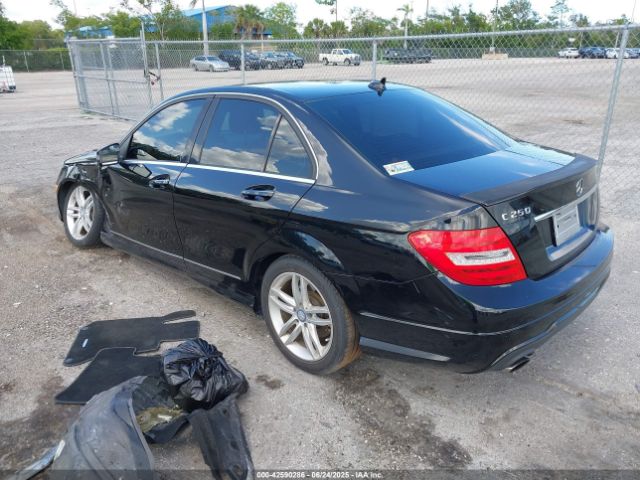 2013 MERCEDES-BENZ C 250 WDDGF4HB2DR273930 Photo 2
