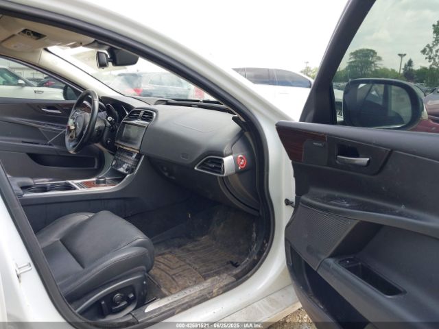 2017 JAGUAR XE SAJAN4BV5HA948682 Photo 4
