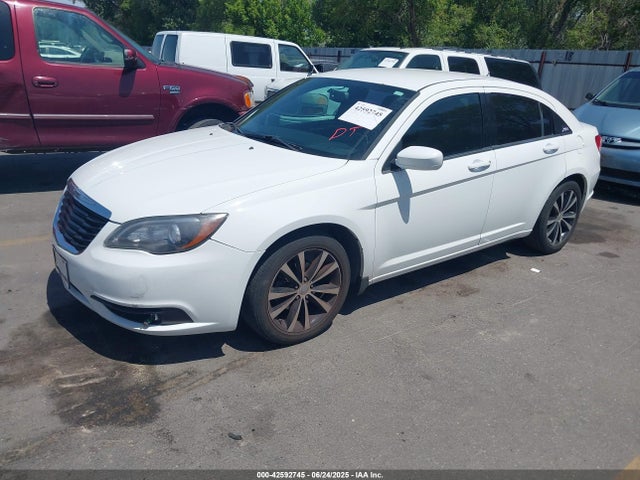 Chrysler 200 2014 1C3CCBBG3EN177196 Image 2