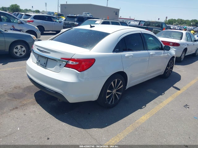 Chrysler 200 2014 1C3CCBBG3EN177196 Image 4