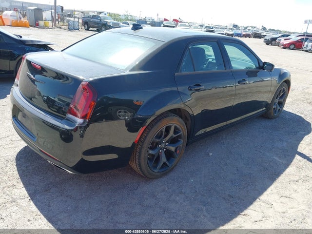 Chrysler 300 2023 2C3CCABG2PH510011 Image 4