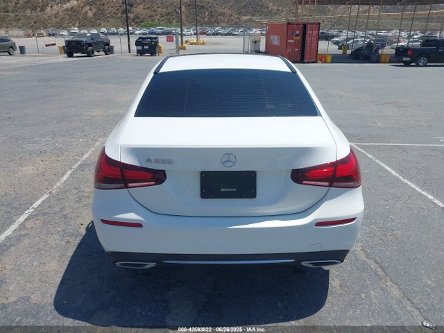W1K3G4EBXMJ290053 Mercedes-Benz m260