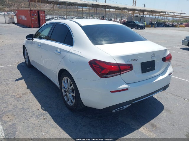 W1K3G4EBXMJ290053 Mercedes-Benz m260
