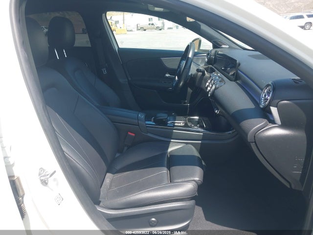 W1K3G4EBXMJ290053 Mercedes-Benz m260