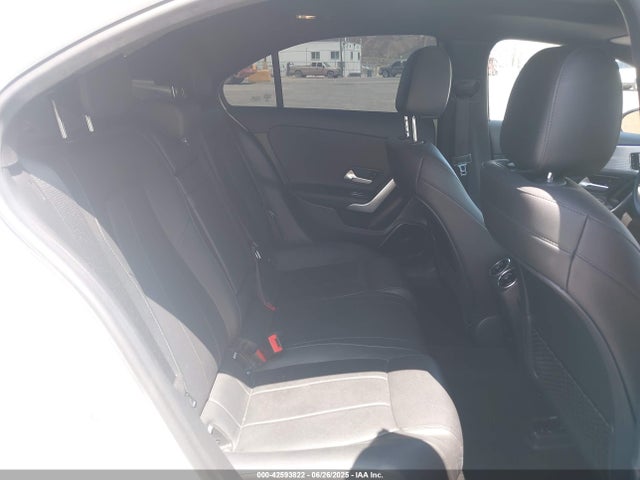 W1K3G4EBXMJ290053 Mercedes-Benz m260