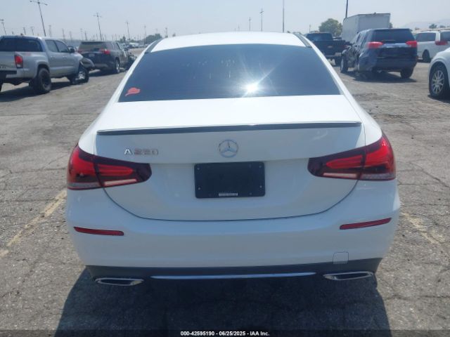 WDD3G4EBXKW031742 Mercedes-Benz m260