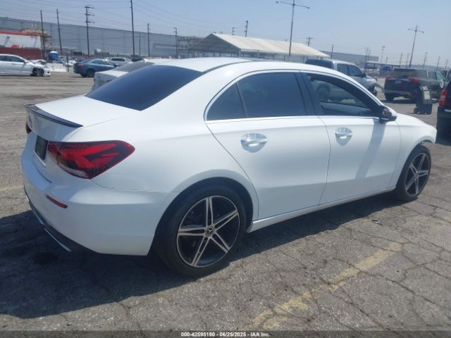 WDD3G4EBXKW031742 Mercedes-Benz m260