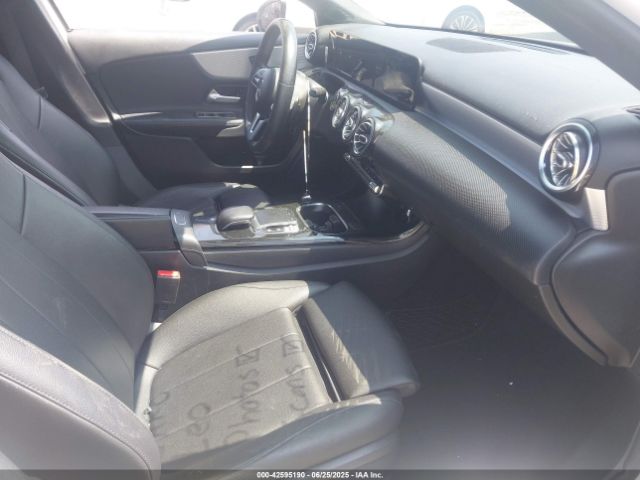 WDD3G4EBXKW031742 Mercedes-Benz m260