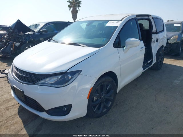 Chrysler 2020 2020 2C4RC1FG6LR134112 Image 2