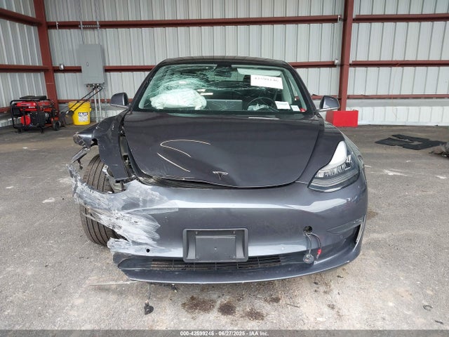 5YJ3E1EB1JF113988 Tesla 2018