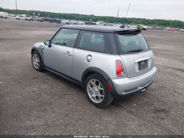 2006 MINI COOPER S WMWRE33556TJ37120 Photo 2