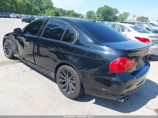 2011 BMW 328I WBAPK7G5XBNN77771 Photo 2