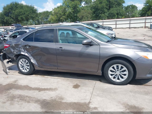 42603320 :رقم المزاد ، 4T1BF1FK6HU770399 vin ، 2017 Toyota Camry Le مزاد بيع