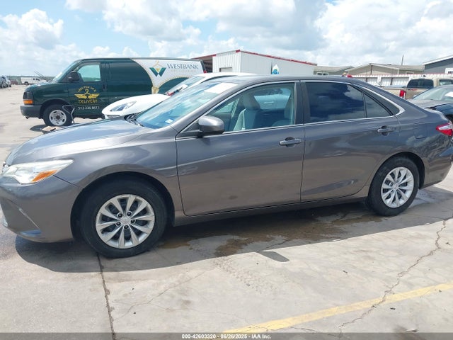 42603320 :رقم المزاد ، 4T1BF1FK6HU770399 vin ، 2017 Toyota Camry Le مزاد بيع
