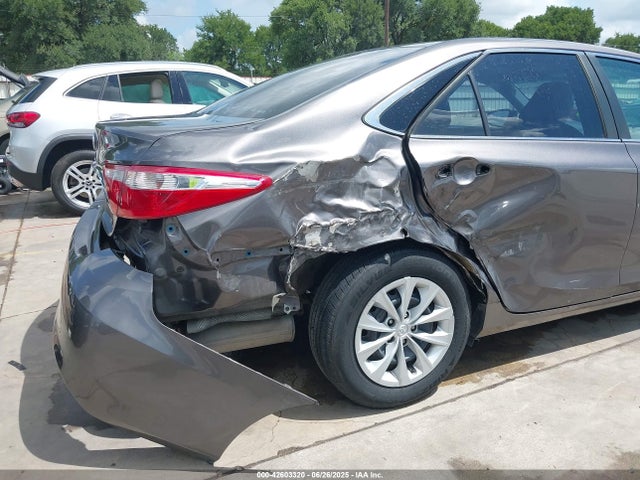42603320 :رقم المزاد ، 4T1BF1FK6HU770399 vin ، 2017 Toyota Camry Le مزاد بيع