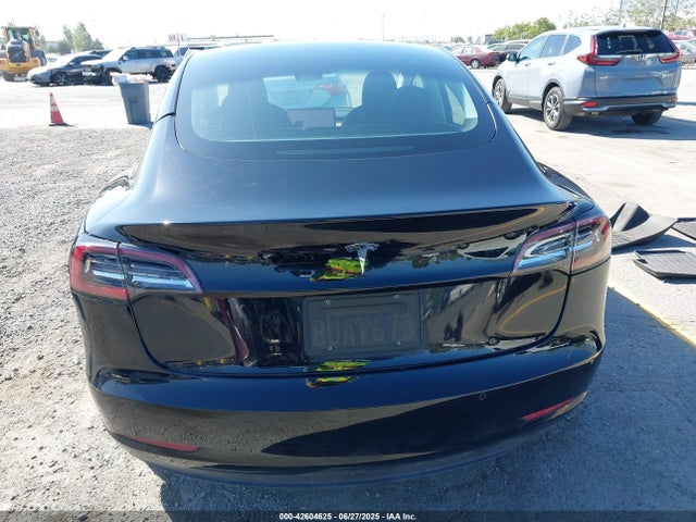 5YJ3E1EA0MF861210 Tesla 2021